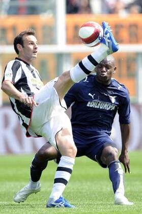 Cristiano Zanetti (Juventus Turin, li.) gegen Gaby Mudingayi (Lazio Rom) -  Fußball Herren Serie A 2007 2008, 1. Italienische Liga, Juventus Turin - Lazio Rom, Juve Gruppe Turin Dynamik, Fußball Herren Serie A 2007 2008, 1. Italienische Liga, Juventus Turin - Lazio Rom, Juve Gruppe Turin Dynamik,