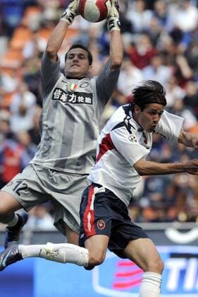 Torwart Julio Cesar (Inter Mailand) gegen Robert Acquafresca (Cagliari) -  Fußball Herren Serie A 2007 2008, 1. Italienische Liga, FC Internazionale Mailand - US Cagliari Calcio Gruppe Mailand Dynamik, Fußball Herren Serie A 2007 2008, 1. Italienische Liga, FC Internazionale Mailand - US Cagliari Calcio Gruppe Mailand Dynamik,