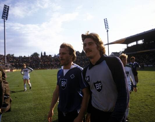 Jürgen Groh (li.) und Torwart Uli Stein (beide HSV) - Abgang Fußball 1. BL Herren DEUTSCHSPRACHIGE SPORTZEITSCHRIFTEN UND -ZEITUNGEN NUR NACH RÜCKSPRACHE, Saison 1980 1981 Gruppe Mönchengladbach Fußball 1. BL Herren DEUTSCHSPRACHIGE SPORTZEITSCHRIFTEN UND -ZEITUNGEN NUR NACH RÜCKSPRACHE, Saison 1980 1981 Gruppe Mönchengladbach