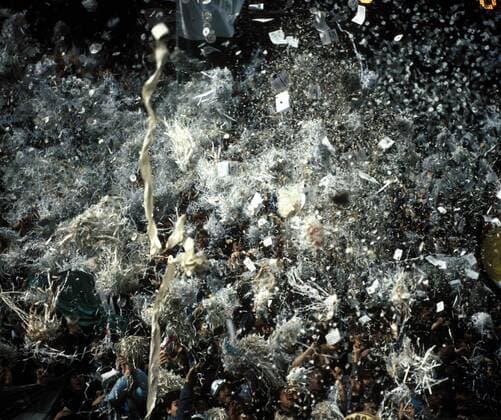 Papierschnipsel und Konfetti im Fanblock von Gladbach Fußball 1. BL Herren DEUTSCHSPRACHIGE SPORTZEITSCHRIFTEN UND -ZEITUNGEN NUR NACH RÜCKSPRACHE, Saison 1984 1985 Totale Mönchengladbach Fußball 1. BL Herren DEUTSCHSPRACHIGE SPORTZEITSCHRIFTEN UND -ZEITUNGEN NUR NACH RÜCKSPRACHE, Saison 1984 1985 Totale Mönchengladbach