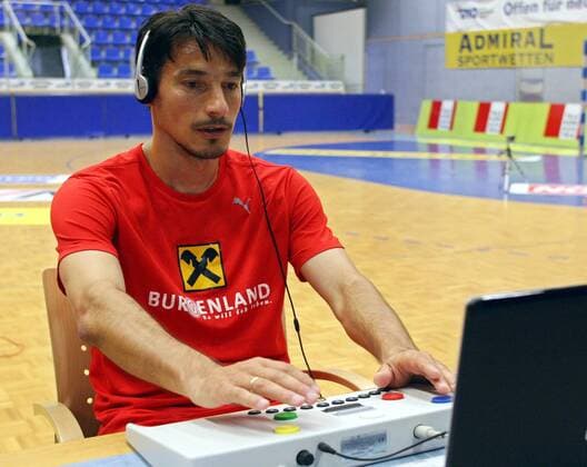 Ivica Vastic (Österreich) testet seine Reaktionsschnelligkeit - Fußball EM Herren Vorschau Euro 2008, Nationalmannschaft, Sportmedizinischer Test, Sportmedizinische Tests, Einzelbild Maria Enzersdorf, Südstadt Konzentration Fußball EM Herren Vorschau Euro 2008, Nationalmannschaft, Sportmedizinischer Test, Sportmedizinische Tests, Einzelbild Maria Enzersdorf, Südstadt Konzentration