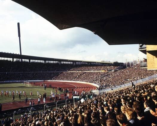 Vollbesetzte Ränge im Hannoveraner Niedersachsenstadion Fußball Herren DEUTSCHSPRACHIGE SPORTZEITSCHRIFTEN UND -ZEITUNGEN NUR NACH RÜCKSPRACHE, DFB Pokal 1983 1984 Totale Niedersachsenstadion Hannover Fußball Herren DEUTSCHSPRACHIGE SPORTZEITSCHRIFTEN UND -ZEITUNGEN NUR NACH RÜCKSPRACHE, DFB Pokal 1983 1984 Totale Niedersachsenstadion Hannover