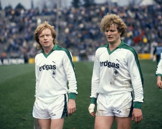 Winfried Schäfer (li.) und Kai Erik Herlovsen (beide Gladbach) - Abgang Fußball 1. BL Herren DEUTSCHSPRACHIGE SPORTZEITSCHRIFTEN UND -ZEITUNGEN NUR NACH RÜCKSPRACHE, Saison 1983 1984 Gruppe Winnie, Winni Mönchengladbach Fußball 1. BL Herren DEUTSCHSPRACHIGE SPORTZEITSCHRIFTEN UND -ZEITUNGEN NUR NACH RÜCKSPRACHE, Saison 1983 1984 Gruppe Winnie, Winni Mönchengladbach