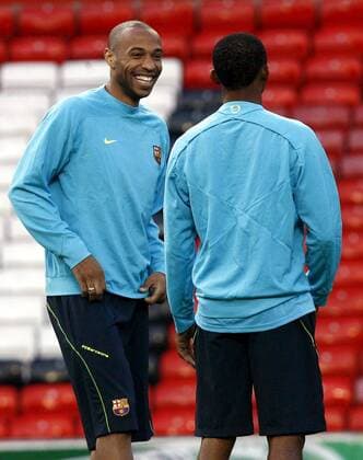 Thierry Henry (li.) im Gespräch mit Samuel Etoo (beide FC Barcelona) -  - NOxONLINExUSE Fußball EC 1 Herren Champions League 2007 2008, Barca, Training Gruppe Manchester Fußball EC 1 Herren Champions League 2007 2008, Barca, Training Gruppe Manchester