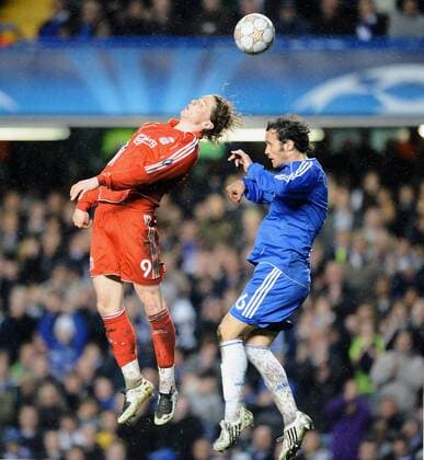 Fernando Torres (Liverpool, li.) gegen Ricardo Carvalho (Chelsea) Fußball EC 1 Herren Champions League 2007 2008, Halbfinale, Chelsea FC London - Liverpool FC 3:2 n.V. Gruppe London Dynamik, Fußball EC 1 Herren Champions League 2007 2008, Halbfinale, Chelsea FC London - Liverpool FC 3:2 n.V. Gruppe London Dynamik,