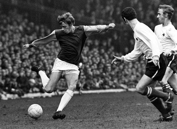 Harry Redknapp (West Ham, li.) im Duell -  Fußball Herren English First Division 1969 1970, 1. Englische Liga, West Ham United - Derby County 3:0 Gruppe o0 Vsw London Dynamik, Fußball Herren English First Division 1969 1970, 1. Englische Liga, West Ham United - Derby County 3:0 Gruppe o0 Vsw London Dynamik,
