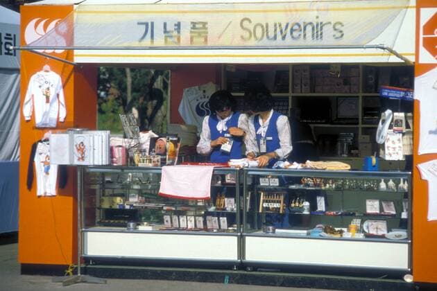 Verkaufsstand für Souvenirs während der Olympischen Spiele 1988 in Seoul OS Sommer Olympische Spiele 1988, Sommerspiele, Korea, Gruppe Seoul OS Sommer Olympische Spiele 1988, Sommerspiele, Korea, Gruppe Seoul
