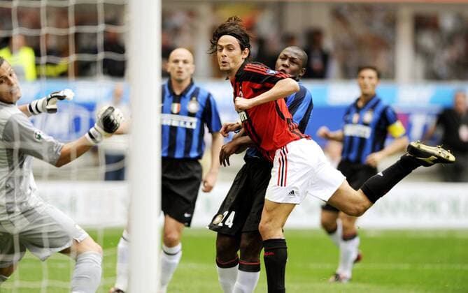 Filippo Inzaghi (AC Mailand, 2.v.re.) erzielt gegen Nelson Rivas (re.) und Torwart Julio Cesar (beide Inter Mailand) den Treffer zum 1:0 -  Fußball Herren Serie A 2007 2008, 1. Italienische Liga, AC Mailand - FC Internazionale Mailand 2:1, Vdig Gruppe Mailand Fußball Herren Serie A 2007 2008, 1. Italienische Liga, AC Mailand - FC Internazionale Mailand 2:1, Vdig Gruppe Mailand
