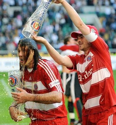 Bayern München ist Deutscher Meister 2008 - Willy Sagnol (re.) verpasst Martin Demichelis eine Bierdusche Fußball 1. BL Herren Saison 2007 2008, FC Bayern München Gruppe Wolfsburg Fußball 1. BL Herren Saison 2007 2008, FC Bayern München Gruppe Wolfsburg