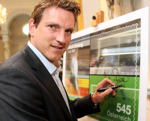 Teammanager Andreas Herzog (Österreich) signiert eine Andreas Herzog Sondermarke der Österreichischen Post -  Fußball EM Herren EM 2008, Euro, Vorschau, Nationalmannschaft Einzelbild Wien Fußball EM Herren EM 2008, Euro, Vorschau, Nationalmannschaft Einzelbild Wien