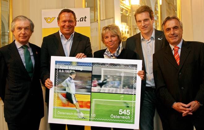 V.re.: ORF Sportchef Hans Huber, Teammanager Andreas Herzog, Vizebürgermeisterin Grete Laska (Wien), Post Vorstand Herbert Götz und ÖFB Präsident Friedrich Stickler (alle Österreich) mit Sondermarke der Österreichischen Post -  Fußball EM Herren EM 2008, Euro, Vorschau, Nationalmannschaft Gruppe Politiker Direktor Wien Fußball EM Herren EM 2008, Euro, Vorschau, Nationalmannschaft Gruppe Politiker Direktor Wien