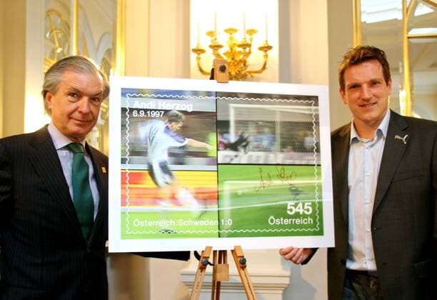Teammanager Andreas Herzog (re.) und ÖFB Präsident Friedrich Stickler (beide Österreich) mit A. Herzog Sondermarke der Österreichischen Post -  Fußball EM Herren EM 2008, Euro, Vorschau, Nationalmannschaft Gruppe Wien Fußball EM Herren EM 2008, Euro, Vorschau, Nationalmannschaft Gruppe Wien