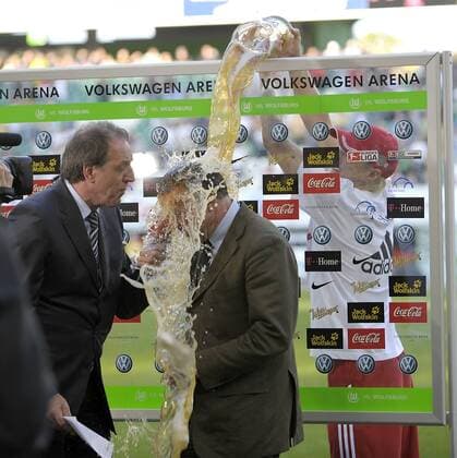 Bayern München ist deutscher Meister 2008 - Bastian Schweinsteiger (re.) verpasst Vorstandsvorsitzender Karl Heinz Rummenigge (Mitte) während des Interviews mit Premiere Reporter Rolf Fuhrmann eine Bierdusche Fußball 1. BL Herren Saison 2007 2008, FC Bayern München, Deutscher Meister, Deutsche Meisterschaft, Vdig Gruppe Wolfsburg Begeisterung, Freude, Fußball 1. BL Herren Saison 2007 2008, FC Bayern München, Deutscher Meister, Deutsche Meisterschaft, Vdig Gruppe Wolfsburg Begeisterung, Freude,