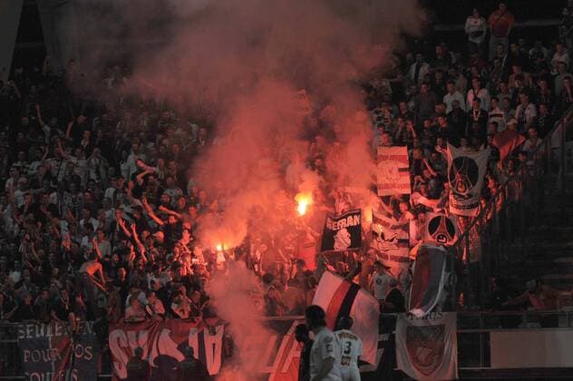Fans von Paris Saint Germain zünden beim Pokalhalbfinale in Amiens ein Bengalfeuer -  Fußball Herren Coupe de France 2007 2008, Französischer Pokal, Pokalspiel, Paris Saint Germain, PSG Totale Amiens Fußball Herren Coupe de France 2007 2008, Französischer Pokal, Pokalspiel, Paris Saint Germain, PSG Totale Amiens