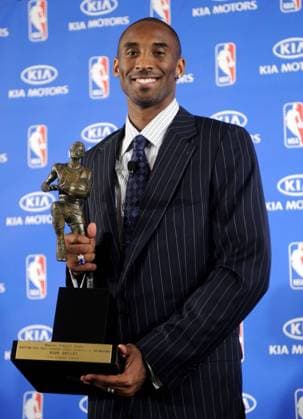 Kobe Bryant (Los Angeles Lakers) präsentiert die Trophäe für den wertvollsten Spieler der Saison 2007 2008 -  (LAP2008050615) Basketball Herren NBA 2007 2008, Ehrung, Auszeichnung, Spielerehrung, Spielerauszeichnung, Einzelbild Los Angeles Basketball Herren NBA 2007 2008, Ehrung, Auszeichnung, Spielerehrung, Spielerauszeichnung, Einzelbild Los Angeles