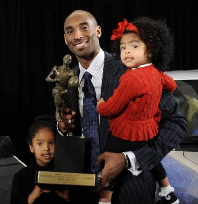 Kobe Bryant (Los Angeles Lakers) präsentiert mit seinen Töchtern Kindern Gianna (re.) und Natalia die Trophäe für den wertvollsten Spieler der Saison 2007 2008 -  (LAP2008050604) Basketball Herren NBA 2007 2008, Ehrung, Auszeichnung, Spielerehrung, Spielerauszeichnung, Gruppe o0 Kind Tochter Los Angeles Basketball Herren NBA 2007 2008, Ehrung, Auszeichnung, Spielerehrung, Spielerauszeichnung, Gruppe o0 Kind Tochter Los Angeles