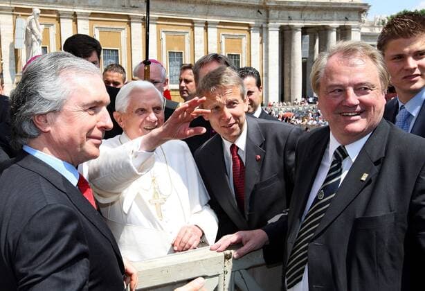 Papst Benedikt XVI (Deutschland) empfängt eine Delegation des Österreichischen Fußballbundes ÖFB, v.li.: ÖFB Präsident Friedrich Stickler, Sportstaatssekretär Reinhold Lopatka und Kurt Ehrenberger (alle Österreich) -  Fußball Herren Papstaudienz 2008, Audienz Gruppe Rom, Vatikan, Vatikanstaat Fußball Herren Papstaudienz 2008, Audienz Gruppe Rom, Vatikan, Vatikanstaat