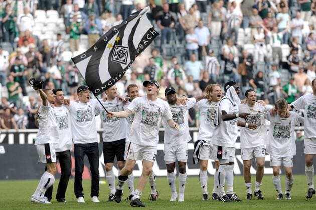 Gladbacher Spieler, u.a. Tobias Levels (vorn) feiern den Aufstieg 2007 2008 in die 1. Liga Fußball 2. BL Herren Saison 2007 2008, Borussia Mönchengladbach, Gladbach Totale Mönchengladbach Fußball 2. BL Herren Saison 2007 2008, Borussia Mönchengladbach, Gladbach Totale Mönchengladbach