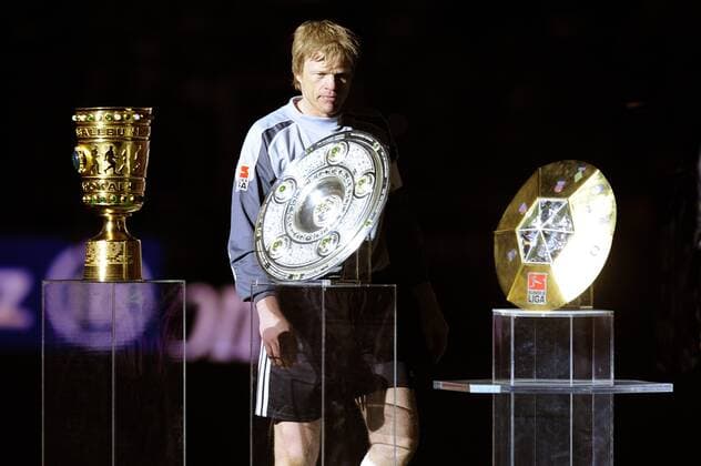 Torwart Oliver Kahne (Bayern) steht am Ende einer erfolgreichen Karriere, diese Saison fügte er seiner Titelsammlung drei weitere Trophäen hinzu, v.li.: DFB Pokal, Meisterschale und Ligapokal Fußball 1. BL Herren Saison 2007 2008, FC Bayern München, Gruppe München Nachdenklichkeit, Fußball 1. BL Herren Saison 2007 2008, FC Bayern München, Gruppe München Nachdenklichkeit,