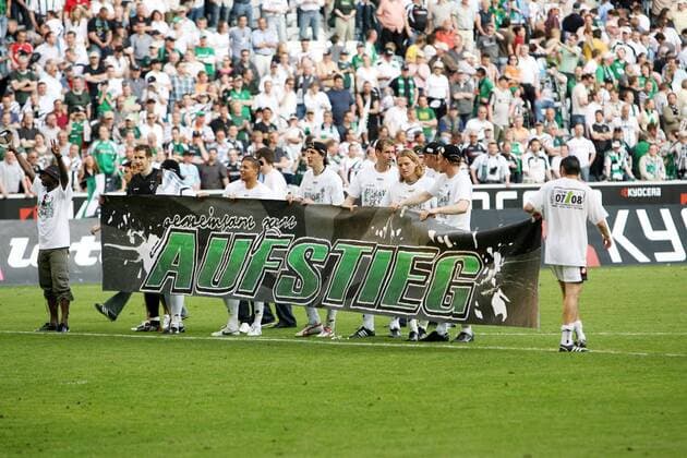 Gladbacher Spieler bejubeln den Aufstieg 2007 2008 Fußball 2. BL Herren Saison 2007 2008, Borussia Mönchengladbach, Gladbach Totale Mönchengladbach Fußball 2. BL Herren Saison 2007 2008, Borussia Mönchengladbach, Gladbach Totale Mönchengladbach
