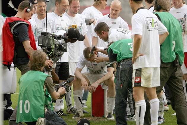 Sascha Rösler (Gladbach) trennt sich nach dem Aufstieg 2007 2008 von seiner Haarpracht Fußball 2. BL Herren Saison 2007 2008, Borussia Mönchengladbach, Gladbach Totale Mönchengladbach Fußball 2. BL Herren Saison 2007 2008, Borussia Mönchengladbach, Gladbach Totale Mönchengladbach