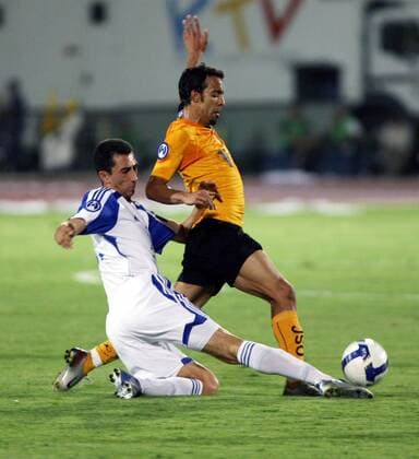 Hussain Ali (Al Qadisiya, re.) gegen Ilhomjon Suyunov (Taschkent) -  Fußball Herren AFC Asian Champions League 2008, Asien, asiatische, Gruppe Kuwait City Dynamik, Fußball Herren AFC Asian Champions League 2008, Asien, asiatische, Gruppe Kuwait City Dynamik,