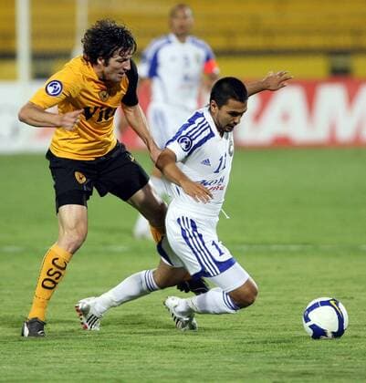 Mladen Jovancic (Al Qadisiya, li.) gegen Sadriddin Abdullaev (Taschkent) -  Fußball Herren AFC Asian Champions League 2008, Asien, asiatische, Gruppe Kuwait City Dynamik, Fußball Herren AFC Asian Champions League 2008, Asien, asiatische, Gruppe Kuwait City Dynamik,