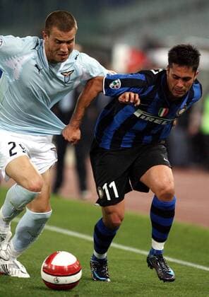 Luis Jimenez (Inter Mailand, re.) gegen Lorenzo De Silvestri (Lazio Rom) -  Fußball Herren Coppa Italia 2007 2008, Italienischer Pokal, Pokalspiel, Lazio Rom - FC Internazionale Mailand 0:2 Gruppe Rom Dynamik, Fußball Herren Coppa Italia 2007 2008, Italienischer Pokal, Pokalspiel, Lazio Rom - FC Internazionale Mailand 0:2 Gruppe Rom Dynamik,