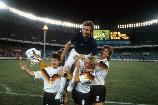 3. Platz bei den Olympischen Spielen 1988 für die BR Deutschland - Bundestrainer Hannes Löhr wird von Ralf Sievers (li.), Jürgen Klinsmann (Mitte) und Michael Schulz auf den Schultern getragen Fußball OS Sommer Herren Olympische Spiele Seoul 1988, Sommerspiele, Länderspiel, Nationalteam, Gruppe Seoul Freude, Begeisterung, Fußball OS Sommer Herren Olympische Spiele Seoul 1988, Sommerspiele, Länderspiel, Nationalteam, Gruppe Seoul Freude, Begeisterung,