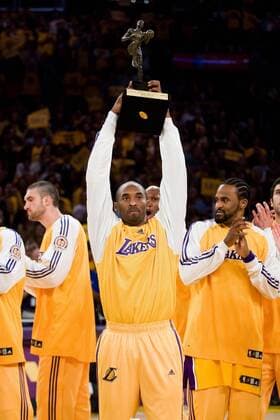 Kobe Bryant (Los Angeles Lakers) wird zum Most Valuable Player der Saison 2007 2008 gewählt - (icon91030008) Basketball Herren NBA 2007 2008, Gruppe Los Angeles, LA, L A Basketball Herren NBA 2007 2008, Gruppe Los Angeles, LA, L A EDITORIAL USE ONLY