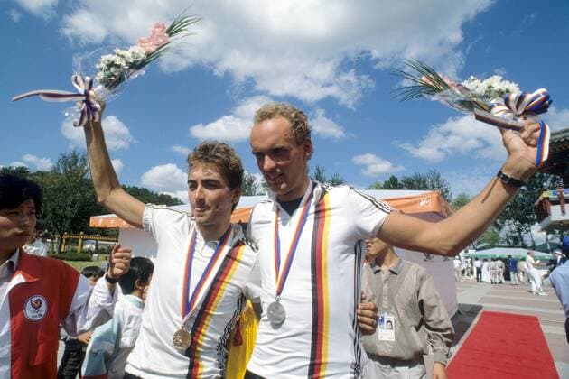 Bernd Gröne (re.) und Christian Henn (beide BR Deutschland) jubeln Radsport OS Sommer Herren Olympische Spiele Seoul 1988, Sommerspiele, Gruppe Seoul Freude, Radsport OS Sommer Herren Olympische Spiele Seoul 1988, Sommerspiele, Gruppe Seoul Freude,