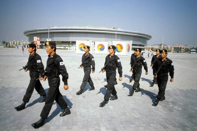Bewaffnete Sicherheitskräfte vor der Olympic Gymnastics Arena - Austragungsort der Turnwettbewerbe während der Olympischen Spiele 1988 in Seoul Turnen OS Sommer Herren Olympische Spiele Seoul 1988, Sommerspiele, Gruppe Aufnahmedatum geschätzt Seoul Turnen OS Sommer Herren Olympische Spiele Seoul 1988, Sommerspiele, Gruppe Aufnahmedatum geschätzt Seoul