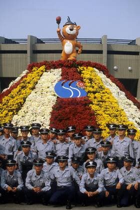 Polizisten vor Hodori, Maskottchen der Olympischen Spiele 1988 in Seoul OS Sommer Herren Olympische Spiele Seoul 1988, Sommerspiele, Totale Aufnahmedatum geschätzt Seoul OS Sommer Herren Olympische Spiele Seoul 1988, Sommerspiele, Totale Aufnahmedatum geschätzt Seoul