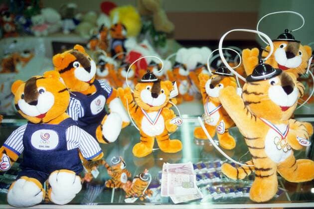Hodori, Maskottchen der Olympischen Spiele 1988 in Seoul als kleine Stoffpuppen OS Sommer Herren Olympische Spiele Seoul 1988, Sommerspiele, Einzelbild Aufnahmedatum geschätzt Seoul OS Sommer Herren Olympische Spiele Seoul 1988, Sommerspiele, Einzelbild Aufnahmedatum geschätzt Seoul