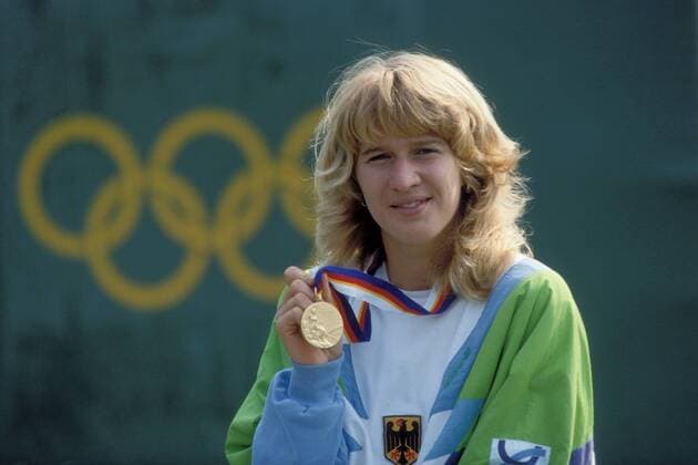 Olympiasiegerin Steffi Graf (BR Deutschland) präsentiert ihre Goldmedaille Tennis OS Sommer Damen Olympische Spiele Seoul 1988, Sommerspiele, Einzelbild Seoul Tennis OS Sommer Damen Olympische Spiele Seoul 1988, Sommerspiele, Einzelbild Seoul