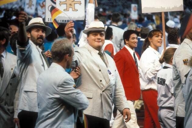 Manfred Nerlinger (BR Deutschland, Mitte) während der Abschlussfeier der Olympischen Spiele 1988 in Seoul Gewichtheben OS Sommer Herren Olympische Spiele Seoul 1988, Sommerspiele, Abschluss, Abschlussfeier, Zeremonie, Feier Gruppe Seoul Gewichtheben OS Sommer Herren Olympische Spiele Seoul 1988, Sommerspiele, Abschluss, Abschlussfeier, Zeremonie, Feier Gruppe Seoul