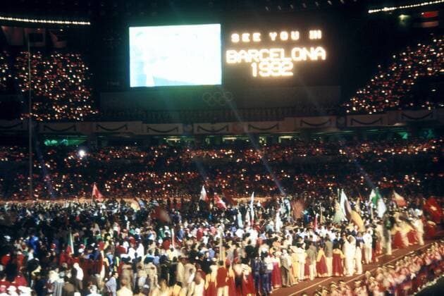 Abschlussfeier der Olympischen Spiele 1988 in Seoul - Auf der Anzeigetafel erscheint ein Hinweis auf die nächsten Spiele in Barcelona 1992 OS Sommer Herren Olympische Spiele Seoul 1988, Sommerspiele, Abschluss, Abschlussfeier, Zeremonie, Feier Totale o0 Südkorea Korea Seoul OS Sommer Herren Olympische Spiele Seoul 1988, Sommerspiele, Abschluss, Abschlussfeier, Zeremonie, Feier Totale o0 Südkorea Korea Seoul