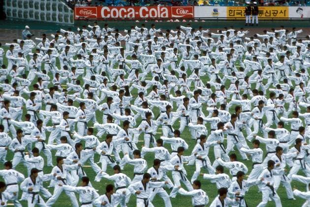 Eröffnungsfeier Olympische Spiele 1988 in Seoul - Kampfsportler demonstrieren eine Übung OS Sommer Herren Olympische Spiele Seoul 1988, Sommerspiele, Kampfsport Totale o0 Südkorea Korea Seoul Masse, OS Sommer Herren Olympische Spiele Seoul 1988, Sommerspiele, Kampfsport Totale o0 Südkorea Korea Seoul Masse,