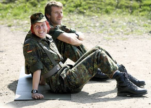 Kati Wilhelm und Ronny Ackermann (beide Deutschland) im Tarnanzug bei einer Pause auf dem Bundeswehrübungsgelände in Ohrdruf Biathlon Nordische Kombination 2008, Langlauf, Skilanglauf, Nordischer Skisport, Ski Nordisch, Bundeswehr Gruppe o0 privat Ohrdruf Freude, Biathlon Nordische Kombination 2008, Langlauf, Skilanglauf, Nordischer Skisport, Ski Nordisch, Bundeswehr Gruppe o0 privat Ohrdruf Freude,