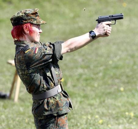 Kati Wilhelm (Deutschland) im Tarnanzug beim Schießen mit Pistole auf dem Bundeswehrübungsgelände in Ohrdruf Biathlon Damen Bundeswehr 2008, Armee, Militär, Sportfördergruppe, Einzelbild o0 privat Ohrdruf Biathlon Damen Bundeswehr 2008, Armee, Militär, Sportfördergruppe, Einzelbild o0 privat Ohrdruf