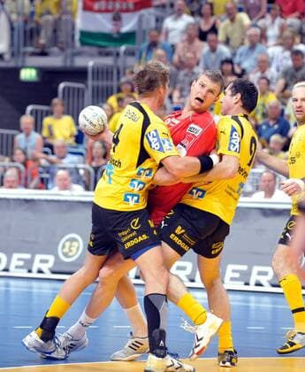 Marian Cozma (Veszprem, Mitte) gegen Oliver Roggisch (li.) und Sergiy Shelmenko (beide Rhein Neckar Löwen) Handball EC 2 Herren Cup 2007 2008, Europapokal der Pokalsieger, Finale, SG Kronau Östringen - MKB Veszprem KC Gruppe o0 CupWinners Cup Mannheim Dynamik, Handball EC 2 Herren Cup 2007 2008, Europapokal der Pokalsieger, Finale, SG Kronau Östringen - MKB Veszprem KC Gruppe o0 CupWinners Cup Mannheim Dynamik,