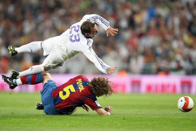 Wesley Sneijder (Real Madrid, o.) gegen Carles Puyol (FC Barcelona) - Fußball Herren Primera Division 2007 2008, 1. Spanische Liga, Real Madrid CF - FC Barcelona 4:1, Barca Gruppe Madrid Dynamik, Kampf, Fußball Herren Primera Division 2007 2008, 1. Spanische Liga, Real Madrid CF - FC Barcelona 4:1, Barca Gruppe Madrid Dynamik, Kampf,