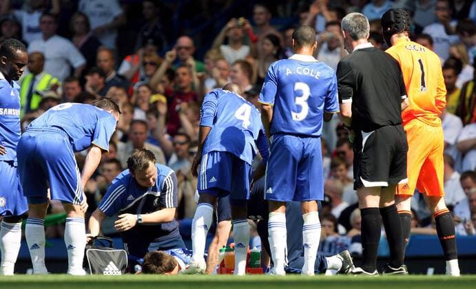 John Terry (Chelsea) wird auf dem Feld behandelt -  Fußball Herren English Premier League 2007 2008, 1. Englische Liga, FC Chelsea London Totale London Fußball Herren English Premier League 2007 2008, 1. Englische Liga, FC Chelsea London Totale London