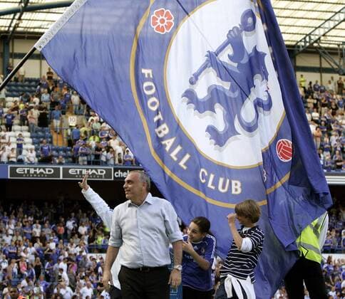 Trainer Avram Grant (Chelsea) vor einer riesigen Chelsea Vereinsfahne -  Fußball Herren English Premier League 2007 2008, 1. Englische Liga, FC Chelsea London Totale London Fußball Herren English Premier League 2007 2008, 1. Englische Liga, FC Chelsea London Totale London