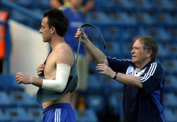 John Terry (Chelsea) bekommt eine Armbinde angelegt -  Fußball Herren English Premier League 2007 2008, 1. Englische Liga, FC Chelsea London Gruppe London Fußball Herren English Premier League 2007 2008, 1. Englische Liga, FC Chelsea London Gruppe London