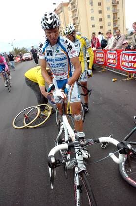 Danilo Hondo (Deutschland Diquigiovanni Androni) richtet sein Rennrad nach einem Sturz -  Radsport Herren Giro d Italia 2008, dItalia, Straßenradsport, Straße, Rad Einzelbild 4.Etappe: Pizzo Calabro - Catanzaro Lungomare Radsport Herren Giro d Italia 2008, dItalia, Straßenradsport, Straße, Rad Einzelbild 4.Etappe: Pizzo Calabro - Catanzaro Lungomare