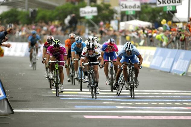 Mark Cavendish (Großbritannien High Road, Mitte) gewinnt die 4.Etappe des Giro d Italia 2008 vor Robert Förster (Deutschland Gerolsteiner, re.) -  Radsport Herren Giro d Italia 2008, dItalia, Straßenradsport, Straße, Rad Gruppe 4.Etappe: Pizzo Calabro - Catanzaro Lungomare Dynamik, Radsport Herren Giro d Italia 2008, dItalia, Straßenradsport, Straße, Rad Gruppe 4.Etappe: Pizzo Calabro - Catanzaro Lungomare Dynamik,