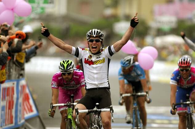 Mark Cavendish (Großbritannien High Road, Mitte) gewinnt die 4.Etappe des Giro d Italia 2008 -  Radsport Herren Giro d Italia 2008, dItalia, Straßenradsport, Straße, Rad Einzelbild 4.Etappe: Pizzo Calabro - Catanzaro Lungomare Freude, Begeisterung, Radsport Herren Giro d Italia 2008, dItalia, Straßenradsport, Straße, Rad Einzelbild 4.Etappe: Pizzo Calabro - Catanzaro Lungomare Freude, Begeisterung,