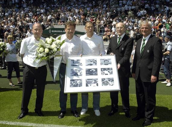Gladbacher Ehrung für Uli Sude (2.v.li.) daneben v.li.: Geschäftsführer Stephan Schippers, Sportdirektor Christian Ziege, Präsident Rolf Königs und Vizepräsident Siegfried Söllner (alle Gladbach) Fußball 2. BL Herren Saison 2007 2008, Borussia Mönchengladbach, Gladbach, Vdig Gruppe Mönchengladbach Fußball 2. BL Herren Saison 2007 2008, Borussia Mönchengladbach, Gladbach, Vdig Gruppe Mönchengladbach