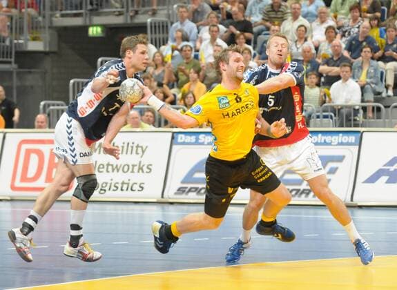 Grzegorz Tkaczyk (Rhein Neckar Löwen, Mitte) gegen Michael Knudsen (li.) und Kasper Nielsen (beide Flensburg) Handball 1. BL Herren Saison 2007 2008, SG Kronau Östringen - SG Flensburg Handewitt 31:27 Gruppe Mannheim Handball 1. BL Herren Saison 2007 2008, SG Kronau Östringen - SG Flensburg Handewitt 31:27 Gruppe Mannheim